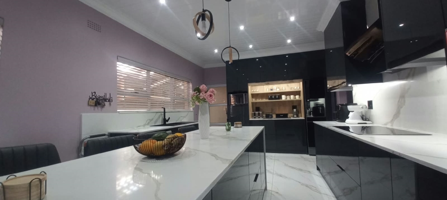 5 Bedroom Property for Sale in Belgravia Western Cape
